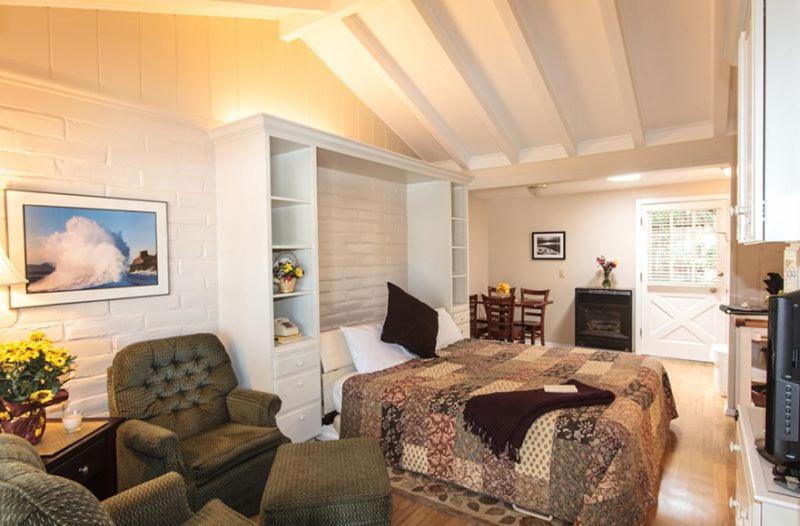 Pine Acres Lodge Pacific Grove Exterior photo